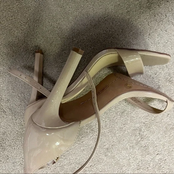 Vince Comuto! Like New!! Natural color/ patent leather sandals. 7.5 Worn twice. - Picture 8 of 8